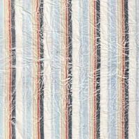 Textielontwerp met onregelmatige strepen en bouclé-structuur, geïnspireerd op wolken.