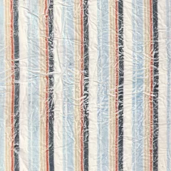 Textielontwerp met onregelmatige strepen en bouclé-structuur, geïnspireerd op wolken.